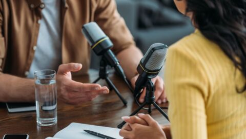 Veja 5 podcasts úteis para quem tem pouco tempo para estudar - Fonte Shutterstock