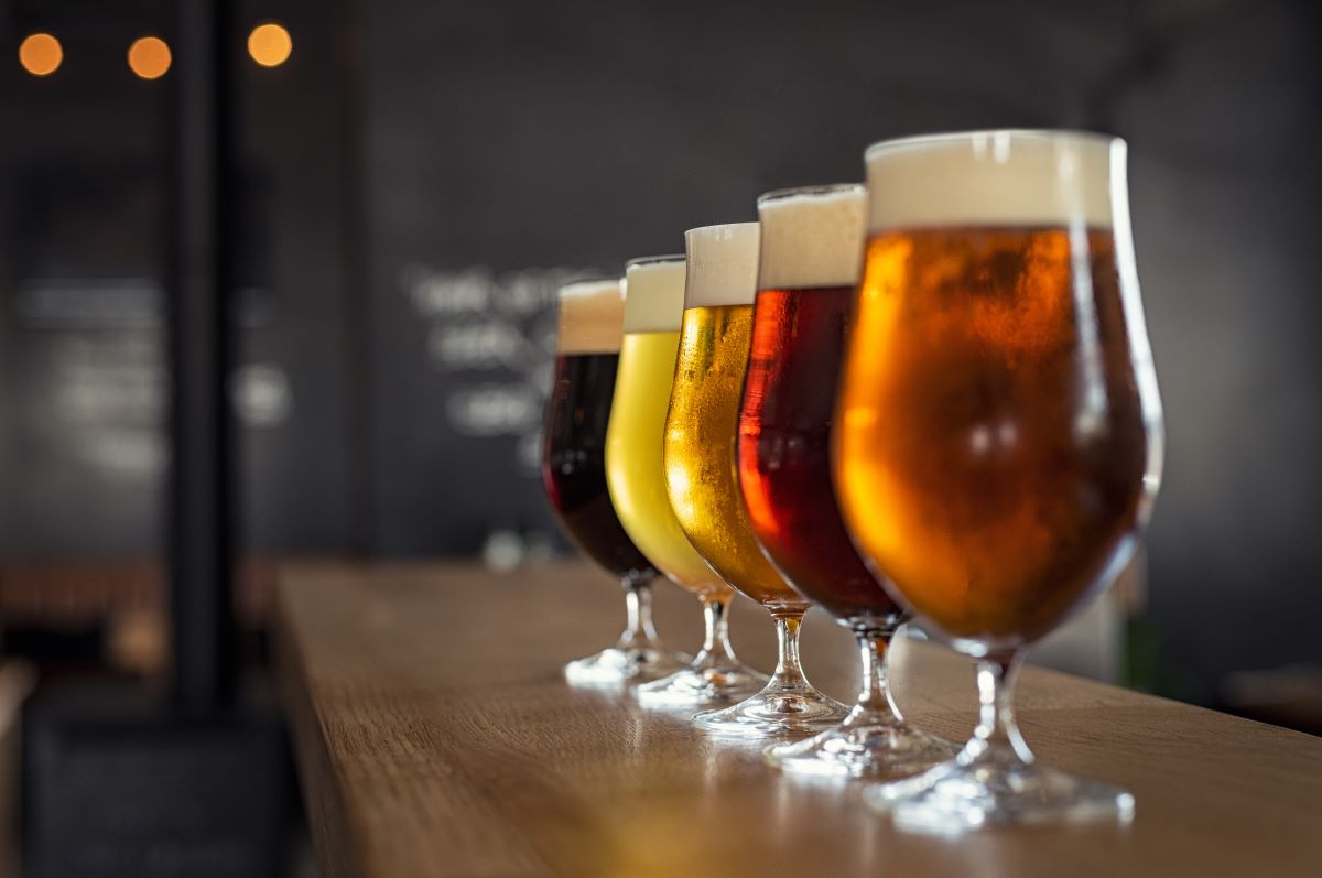 Empresa busca pessoa para viajar o mundo e beber cerveja; o salário é de R$ 36 mil- Fonte Shutterstock