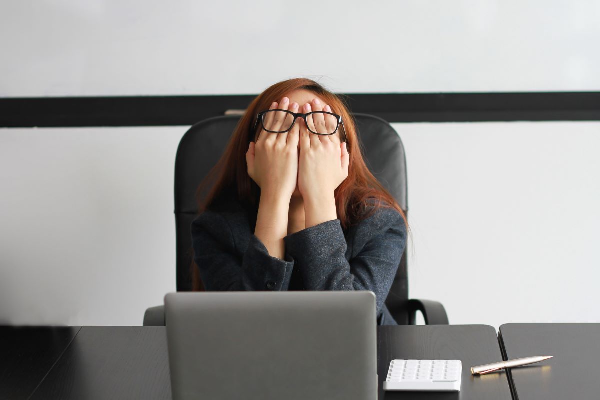 Síndrome de Burnout: 1 a cada 5 profissionais no Brasil sofrem de esgotamento| Fonte: Shutterstock
